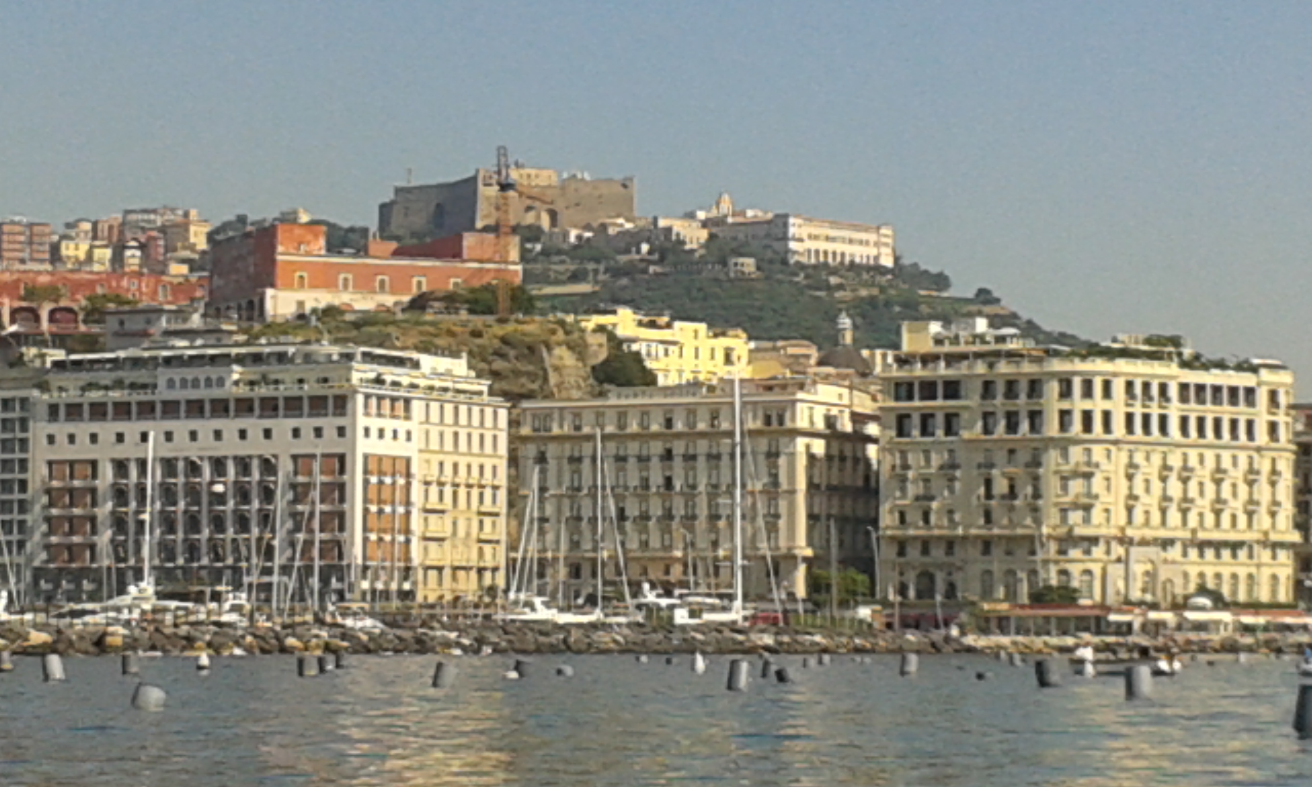 Les hotels en bord de mer, sur la colline San Martino et Castel Sant Elmo
