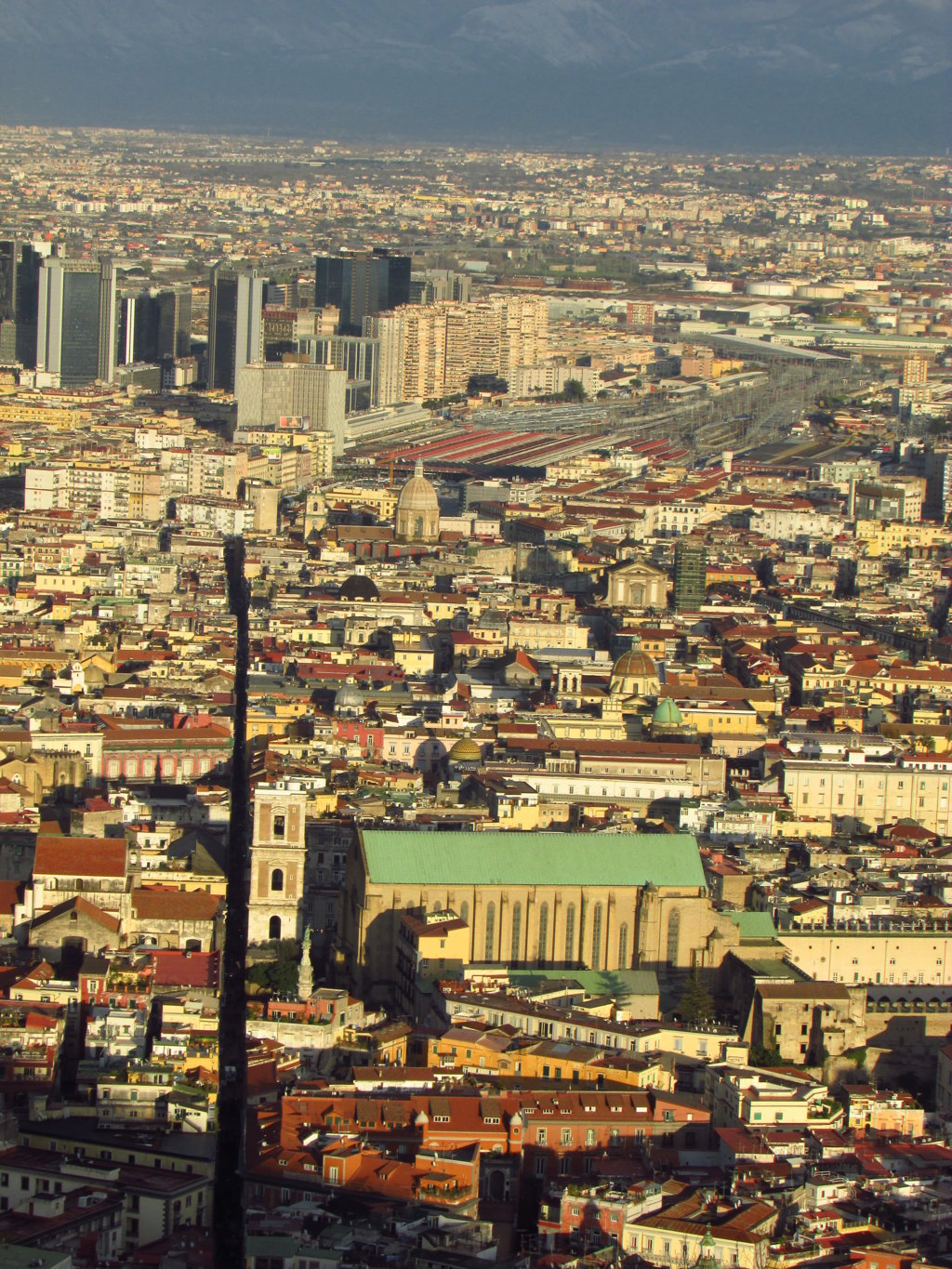 Spaccanapoli - Eglise de Santa Chiara au toit vert, au fond laStazione Centrale et le Centro Direzionale